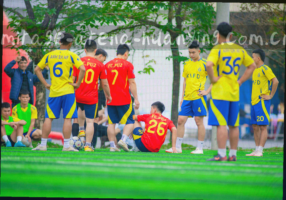 纵向排列的公告条目与版本号标签，暗底青线连接成时间轴